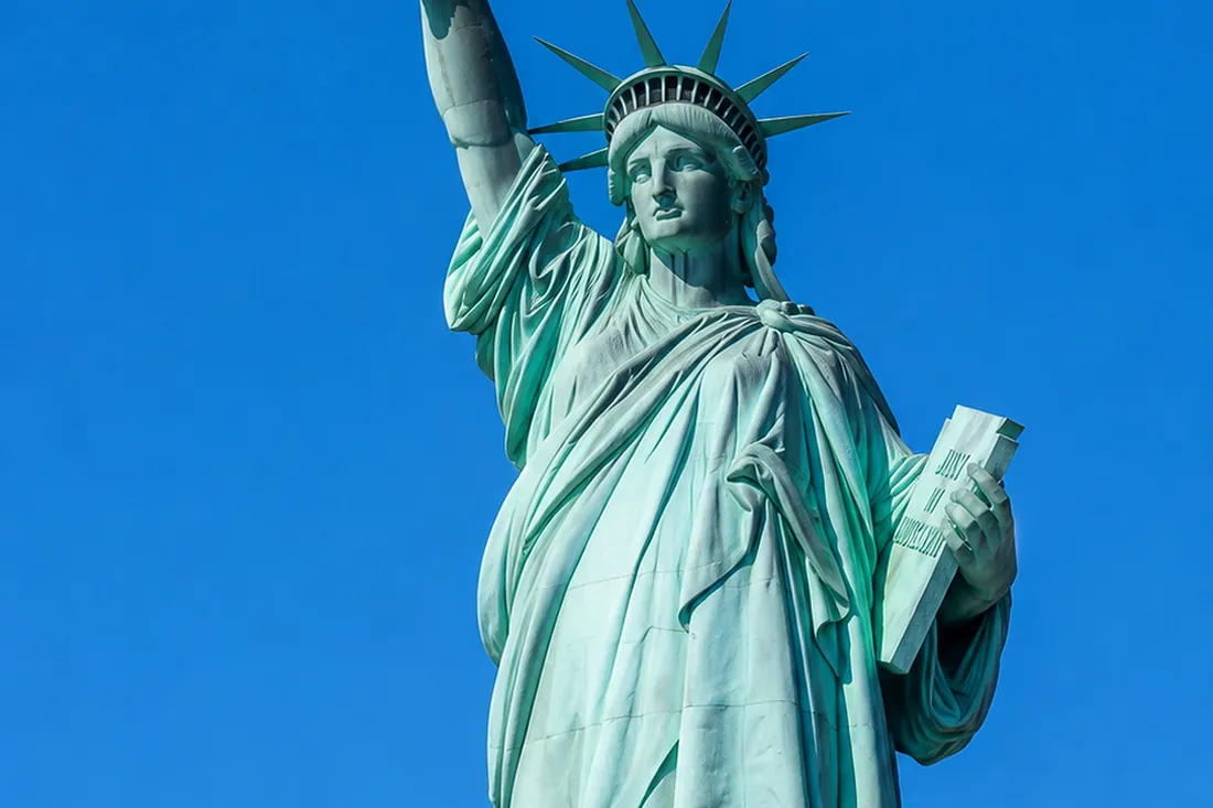 Estátua da Liberdade contra o céu azul.